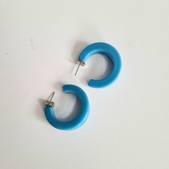 Blue plastic acrylic double loop earrings. - Picture 4 of 8